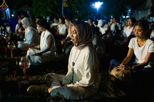 ภาพ No.82034:พิธีจุดวิสาขประทีป 22,000 ดวงและโคมลอย 3,000 ดวง ( Festival  lampion Vesak Indonesia) ณ มหาเจดียบรมพุทโธ อินโดนีเซีย  วันอาทิตย์ที่ 4 มิ.ย. พ.ศ.2566