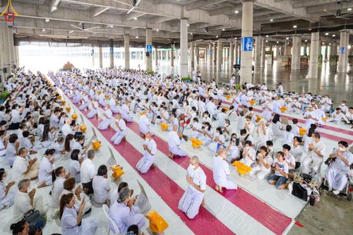 ภาพ No.84140:พิธีเวียนประทักษิณ พิธีวันทาเจดีย์ พิธีขอขมา และมอบผ้าไตร  ในโครงการบรรพชาอุปสมบทหมู่ธรรมทายาทรุ่นเข้าพรรษา และโครงการบรรพชาสามเณรโรงเรียนนานาชาติ รุ่นที่12 ในวันเสาร์ที่ 22 กรกฎาคม พ.ศ. 2566