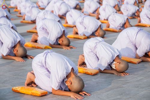 ภาพ No.79797:พิธีเวียนประทักษิณ ณ พระมหาธรรมกายเจดีย์ และพิธีวันทาเจดีย์ ในโครงการบรรพชาสามเณรฟื้นฟูพระพุทธศาสนาทั่วไทย วันเสาร์ที่ 8 เมษายน พ.ศ.2566