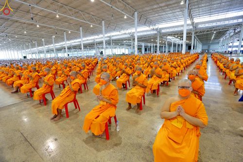 ภาพ No.83005:พิธีตักบาตร ณ บ้านแก้วเรือนทองคุณยายอาจารย์ฯ พิธีบูชาข้าวพระ ณ สภาธรรมกายสากล วัดพระธรรมกาย ในวันอาทิตย์ต้นเดือนที่ 2 ก.ค. พ.ศ.2566