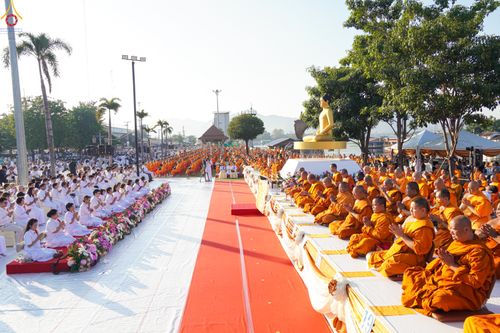 ภาพ No.282662:วันเสาร์ที่ 20 ธันวาคม พ.ศ.2568 พิธีตักบาตรพระ 10,000 รูป (ชุด 2) เนื่องในโอกาส 194 ปี จังหวัดกาญจนบุรี และอุทิศส่วนกุศลให้แด่บรรพชนทั้งหลาย บริเวณถนนสองแคว (Skywalk) เมืองกาญจนบุรี