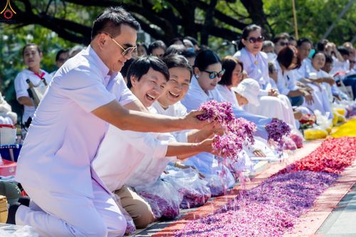 ภาพ No.304085:วันที่ 25 มกราคม พ.ศ. 2569 พิธีต้อนรับพระธรรมยาตรา  รร.สามัคคีราษฏร์บำรุง-วัดพระธรรมกาย ในโครงการธรรมยาตรา กตัญญูบูชา มหาปูชนียาจารย์ พระมงคลเทพมุนี(สด จนฺทสโร) พระผู้ปราบมาร อนุสรณ์สถาน 7 แห่ง ปีที่ 14