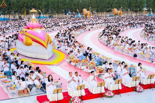 ภาพ No.302469:วันที่ 24 มกราคม พ.ศ. 2569 พิธีตักบาตรพระธรรมยาตรา ณ อนุสรณ์สถานลำดับที่ 5 สถานที่เผยแผ่วิชชาธรรมกายครั้งแรก อนุสรณ์สถานบางปลา วัดบางปลา อำเภอบางเลน จังหวัดนครปฐม ในโครงการธรรมยาตรา กตัญญูบูชา มหาปูชนียาจารย์ พระมงคลเทพมุนี(สด จนฺทสโร) พระผู้ปราบมาร อนุส