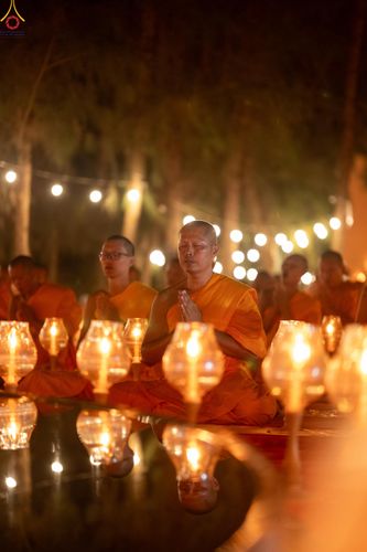 ภาพ No.290228:วันที่ 6 มกราคม พ.ศ. 2569 พิธีจุดประทีปถวายเป็นพุทธบูชา และบูชาธรรมมหาปูชนียาจารย์ (ภาพชุดที่ 2) ณ อนุสรณ์สถานมหาวิหารพระมงคลเทพมุนี (โลตัสแลนด์) อ.สองพี่น้อง จ.สุพรรณบุรี ในโครงการธรรมยาตรา กตัญญูบูชา มหาปูชนียาจารย์ พระมงคลเทพมุนี(สด จนฺทสโร) พระผู้ปรา