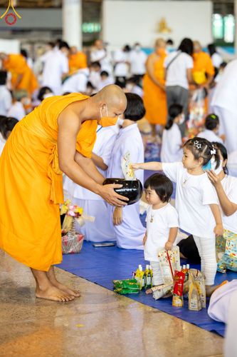 ภาพ No.78862:พิธีตักบาตร ข้าวสารอาหารแห้ง พิธีบูชาข้าวพระ ในวันอาทิตย์ต้นเดือนที่ 2 เมษายน พ.ศ. 2566