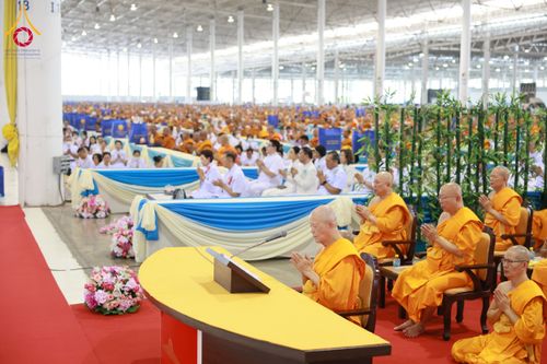 ภาพ No.60147:พิธีเจริญพระพุทธมนต์ "ฉลองอายุวัฒนมงคล 80 ปี หลวงพ่อธัมมชโย" พิธีถวายไทยธรรม คณะสงฆ์ 10,000 กว่าวัดทั่วประเทศ ในวันคุ้มครองโลก วันจันทร์ที่ 22 เมษายน พ.ศ. 2567 ณ สภาธรรมกายสากล วัดพระธรรมกาย จ.ปทุมธานี