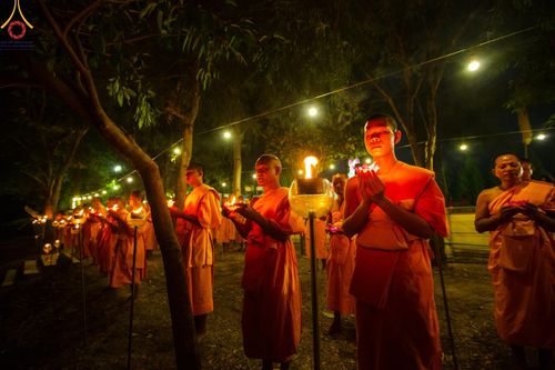 ภาพ No.192839:พิธีจุดประทีปถวายเป็นพุทธบูชา และบูชาธรรมมหาปูชนียาจารย์ ณ อนุสรณ์สถานคลองบางนางแท่น อ.สามพราน จ.นครปฐม ในโครงการธรรมยาตรา กตัญญูบูชา มหาปูชนียาจารย์ พระมงคลเทพมุนี(สด จนฺทสโร) พระผู้ปราบมาร อนุสรณ์สถาน 7 แห่ง ปีที่ 13 วันที่ 10 มกราคม พ.ศ. 2568