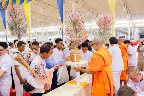 ภาพ No.167905:พิธีทอดกฐิน และ พิธีกรานกฐิน ในวันอาทิตย์ที่ 3 พฤศจิกายน พ.ศ. 2567 ณ วัดพระธรรมกาย จ.ปทุมธานี