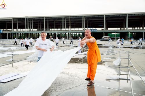 ภาพ No.225259:วันที่ 20 - 27 เมษายน พ.ศ. 2568 "ภาพแห่งความปลื้มที่ไม่มีวันจบ" คณะสงฆ์สามเณร เจ้าหน้าที่ และสาธุชน ร่วมแรงร่วมใจกันเตรียมงานและเก็บงาน เพื่อวันคุ้มครองโลก พิธีถวายมหาสังฆทานคณะสงฆ์ 40,000 กว่าวัดทั่วประเทศ