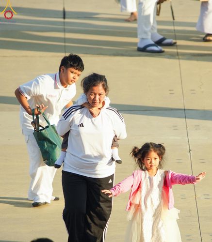 ภาพ No.187938:พิธีตักบาตรฉลองพระใหม่ ต้อนรับพุทธศักราช 2568 ณ ลานธรรมพระมหาธรรมกายเจดีย์ วัดพระธรรมกาย จ.ปทุมธานี วันที่ 1 มกราคม พ.ศ. 2568