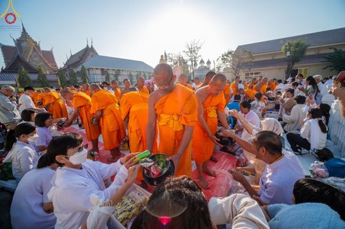 ภาพ No.197841:พิธีตักบาตรพระธรรมยาตรา ณ อนุสรณ์สถานลำดับที่ 4 สถานที่เกิดด้วยกายธรรม วัดโบสถ์(บน) ต.บางคูเวียง จ.นนทบุรี ในโครงการธรรมยาตรา กตัญญูบูชา มหาปูชนียาจารย์ พระมงคลเทพมุนี(สด จนฺทสโร) พระผู้ปราบมาร อนุสรณ์สถาน 7 แห่ง ปีที่ 13 วันที่ 19 มกราคม พ.ศ. 2568