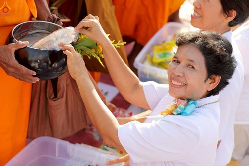 ภาพ No.235254:วันอาทิตย์ที่ 27 กรกฎาคม พ.ศ. 2568 พิธีตักบาตรพระ1,000 รูป ทำบุญเมืองพัทลุง ประธานสงฆ์ พระปริยัติวชิโรดม  เจ้าคณะจังหวัดพัทลุง ประธานฆราวาส นายรัฐศาสตร์ ชิดชู  ผู้ว่าราชการจังหวัดพัทลุง