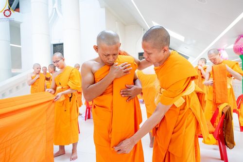 ภาพ No.159803:พิธีตัดปอยผมปลงผมนาคธรรมทายาท, พิธีบรรพชาอุปสมบทหมู่ โครงการอุปสมบทหมู่บูชาธรรม 140 ปี พระมงคลเทพมุนี (สด จนฺทสโร) ณ โบสถ์พระไตรปิฏก วัดพระธรรมกาย วันเสาร์ที่ 5 ตุลาคม พ.ศ. 2567