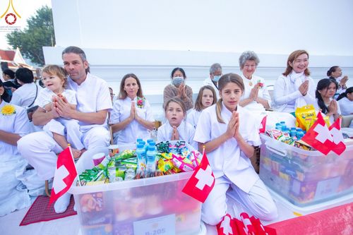 ภาพ No.197741:พิธีตักบาตรพระธรรมยาตรา ณ อนุสรณ์สถานลำดับที่ 4 สถานที่เกิดด้วยกายธรรม วัดโบสถ์(บน) ต.บางคูเวียง จ.นนทบุรี ในโครงการธรรมยาตรา กตัญญูบูชา มหาปูชนียาจารย์ พระมงคลเทพมุนี(สด จนฺทสโร) พระผู้ปราบมาร อนุสรณ์สถาน 7 แห่ง ปีที่ 13 วันที่ 19 มกราคม พ.ศ. 2568