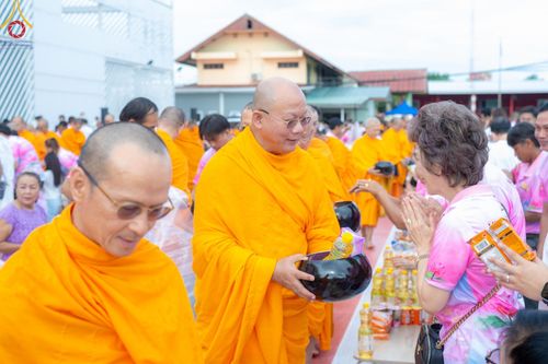 ภาพ No.150903:พิธีเจริญพระพุทธมนต์ และทำบุญตักบาตรแด่คณะสงฆ์ จำนวน 121 รูป เนื่องในโอกาสฉลองครบรอบ 120 ปี อำเภอคลองหลวง จังหวัดปทุมธานี เพื่อถวายเป็นพุทธบูชา ช่วยเหลือผู้ประสบความเดือดร้อนจากอุทกภัย และคณะสงฆ์ 323 วัด 4 จังหวัดชายแดนภาคใต้ วันเสาร์ที่ 31 สิงหาคม พ.ศ. 