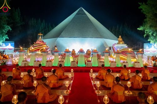 ภาพ No.107219:พิธีจุดประทีปถวายเป็นพุทธบูชา และบูชาธรรมมหาปูชนียาจารย์ ในโครงการธรรมยาตรากตัญญูบูชา มหาปูชนียาจารย์ พระมงคลเทพมุนี(สด จนฺทสโร) พระผู้ปราบมาร  อนุสรณ์สถาน 7 แห่ง ปีที่ 12  วันที่ 6 มกราคม พ.ศ. 2567 ณ อนุสรณ์สถานมหาวิหารพระมงคลเทพมุนี อ.สองพี่น้อง จ.สุพร