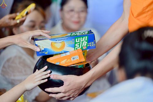 ภาพ No.263970:วันอาทิตย์ที่ 2 พฤศจิกายน พ.ศ. 2568 พิธีตักบาตรอาทิตย์ต้นเดือน ณ บ้านแก้วเรือนทองคุณยายฯ วัดพระธรรมกาย