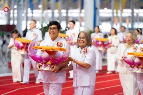 ภาพ No.134405:พิธีทอดผ้าป่าสมทบ มหาสังฆทาน 10,000 วัด ทั่วไทย วันอาทิตย์ต้นเดือนที่ 7 เมษายน พ.ศ.2567 ณ ห้องแก้วสารพัดนึก 1 สภาธรรมกายสากล  วัดพระธรรมกาย จ.ปทุมธานี