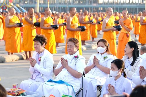 ภาพ No.187837:พิธีตักบาตรฉลองพระใหม่ ต้อนรับพุทธศักราช 2568 ณ ลานธรรมพระมหาธรรมกายเจดีย์ วัดพระธรรมกาย จ.ปทุมธานี วันที่ 1 มกราคม พ.ศ. 2568