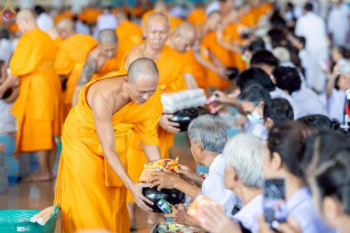 ภาพ No.240500:วันพุธที่ 27 สิงหาคม พ.ศ. 2568 พิธีตักบาตร ในวันธรรมชัย ณ วัดพระธรรมกาย จ.ปทุมธานี