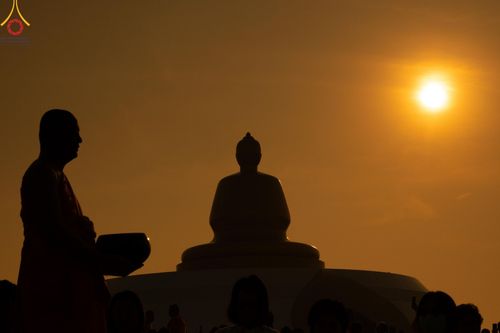 ภาพ No.201129:พิธีตักบาตรพระธรรมยาตรา ณ อนุสรณ์สถานลำดับที่ 5 สถานที่เผยแผ่วิชชาธรรมกายครั้งแรก อนุสรณ์สถานบางปลา วัดบางปลา อำเภอบางเลน จังหวัดนครปฐม ในโครงการธรรมยาตรา กตัญญูบูชา มหาปูชนียาจารย์ พระมงคลเทพมุนี(สด จนฺทสโร) พระผู้ปราบมาร อนุสรณ์สถาน 7 แห่ง ปีที่ 13