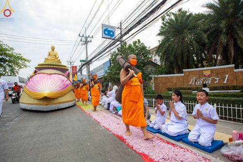 ภาพ No.120117:พิธีต้อนรับพระธรรมยาตรา ในโครงการธรรมยาตรา กตัญญูบูชา มหาปูชนียาจารย์ พระมงคลเทพมุนี(สด จนฺทสโร) พระผู้ปราบมาร อนุสรณ์สถาน 7 แห่ง ปีที่ 12 วันที่ 28 มกราคม พ.ศ. 2567 ณ วัดพระธรรมกาย จ.ปทุมธานี