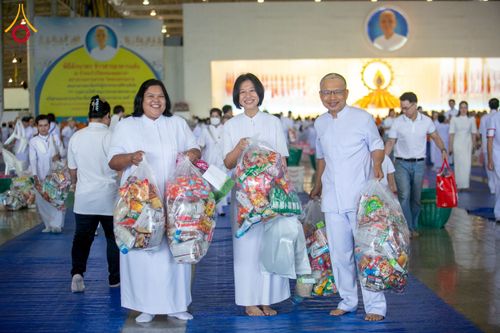 ภาพ No.256872:วันที่ 5 ตุลาคม พ.ศ. 2568 พิธีตักบาตร ข้าวสารอาหารแห้ง ณ บ้านแก้วเรือนทองคุณยายฯ สภาธรรมกายสากล วัดพระธรรมกาย