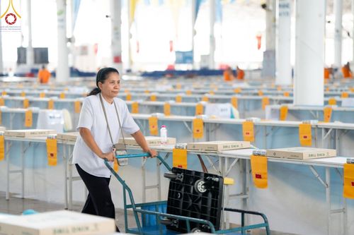 ภาพ No.60933:V.37 ยิ่งกว่าดี เพื่อ 80 ปีของพ่อ ภาพการเตรียมงานของหน่วยงานต่างๆ เพื่อพิธีฉลองอายุวัฒนมงคล 80 ปี หลวงพ่อธัมมชโย และรับถวายมหาสังฆทาน 10,000 กว่าวัดทั่วประเทศ ในวันคุ้มครองโลก วันจันทร์ที่ 22 เมษายน พ.ศ. 2567