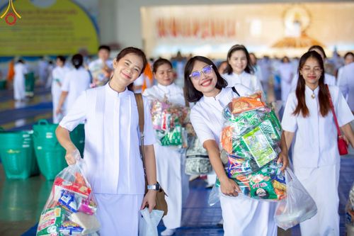 ภาพ No.222072:วันที่ 4 พฤษภาคม พ.ศ. 2568 พิธีตักบาตร เนื่องในวันอาทิตย์ต้นเดือน ณ บ้านแก้วเรือนทองคุณยายฯ วัดพระธรรมกาย