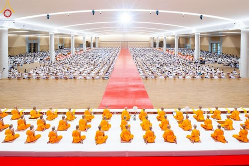 ภาพ No.145337:พิธีถวายผ้าอาบน้ำฝนและประทีปโคมไฟ ณ สภาธรรมกายสากล วัดพระธรรมกาย วันเสาร์ที่ 20 กรกฎาคม พ.ศ. 2567