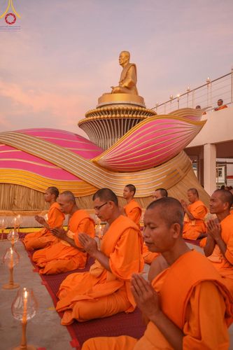 ภาพ No.201672:พิธีจุดประทีปถวายเป็นพุทธบูชา และบูชาธรรมมหาปูชนียาจารย์ ณ อาคารธรรมยาตรา กตัญญูบูชามหาปูชนียาจารย์ ตรงข้ามวัดปากน้ำภาษีเจริญ จ.กรุงเทพมหานคร ในโครงการธรรมยาตรา กตัญญูบูชา มหาปูชนียาจารย์ พระมงคลเทพมุนี(สด จนฺทสโร) พระผู้ปราบมาร อนุสรณ์สถาน 7 แห่ง