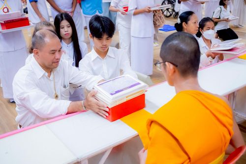 ภาพ No.228421:วันอาทิตย์ที่ 8 มิถุนายน พ.ศ. 2568 พิธีถวายทุนสนับสนุนพระไตรปิฎกฉบับธรรมชัย และอนุรักษ์คัมภีร์โบราณ ณ ห้องแก้วสารพัดนึก 2 วัดพระธรรมกาย