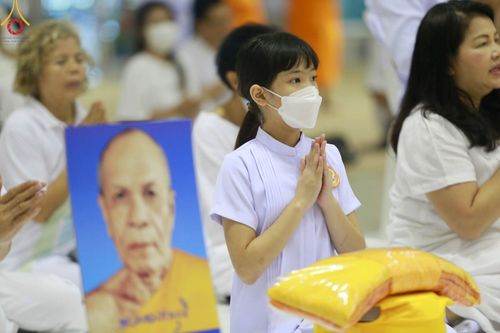 ภาพ No.101524:พิธีเวียนประทักษิณ, พิธีวันทาเจดีย์, พิธีขอขมาและมอบผ้าไตร ในโครงการอุปสมบทหมู่ รุ่นบูชาธรรมมหาปูชนียาจารย์ ณ วัดพระธรรมกาย ในวันที่ 9 ธันวาคม พ.ศ. 2566