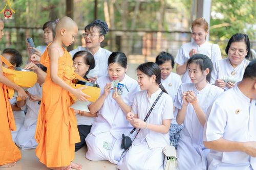 ภาพ No.135152: พิธีบรรพชาสามเณร  พิธีตักบาตรฉลองสามเณรใหม่ วันที่ 1 เมษายน พ.ศ.2567 ในโครงการบรรพชาสามเณรฟื้นฟูพระพุทธศาสนาทั่วไทย ณ ศูนย์ปฏิบัติธรรมแก้วเมืองเลย