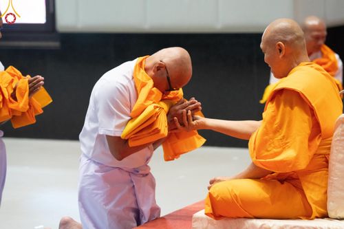 ภาพ No.199772:โครงการอุปสมบทหมู่บูชาธรรม 116 ปี คุณยายอาจารย์มหารัตนอุบาสิกาจันทร์ ขนนกยูง โครงการอุปสมบทหมู่ธรรมทายาท ระดับอุดมศึกษา รุ่นที่ 51 ภาคฤดูหนาว  ณ โบสถ์พระไตรปิฏก วัดพระธรรมกาย จ.ปทุมธานี  วันที่ 11 มกราคม พ.ศ. 2568 โดยมีพระครูปลัดรัตนวีรวัฒน์ เจ้าอาวาสวัด