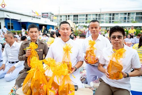 ภาพ No.241988:วันอาทิตย์ที่ 31 สิงหาคม พ.ศ. 2568 พิธีทำบุญแด่คณะสงฆ์ 122 รูป ฉลอง 121 ปี อำเภอคลองหลวง จ.ปทุมธานี เพื่อนำส่งช่วยเหลือคณะสงฆ์ 323 วัด 4 จังหวัดชายแดนภาคใต้ และช่วยเหลือประชาชนจากเหตุปะทะ แนวชายแดนไทย-กัมพูชา ณ บริเวณหน้าที่ว่าการอำเภอคลองหลวง 