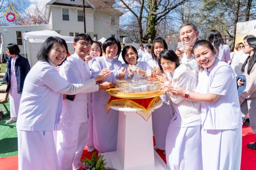 ภาพ No.62480:คณะศิษยานุศิษย์รวมใจสถาปนาและสมโภช ธรรมจักร เพื่ออัญเชิญประดิษฐาน ณ ยอดอุโบสถ 80 ปี หลวงพ่อธัมมชโย วัดพระธรรมกายนิวเจอร์ซี ประเทศสหรัฐอเมริกา  วันอาทิตย์ที่ 7 เมษายน พ.ศ. 2567