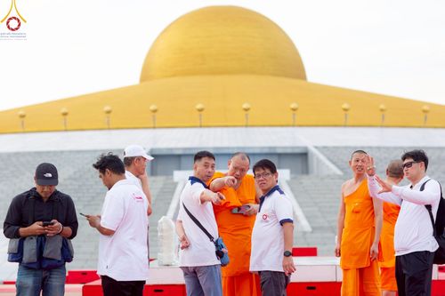 ภาพ No.219176:วันที่ 19-21 เมษายน พ.ศ. 2568 การเตรียมงานในลานธรรม , วิหารคด เพื่องานวันคุ้มครองโลก 22 เมษายน พ.ศ. 2568