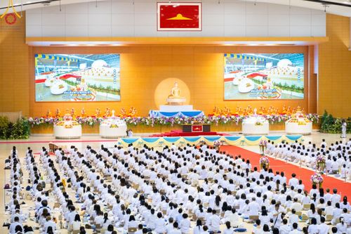 ภาพ No.143496:พิธีตักบาตร ข้าวสารอาหารแห้ง ณ บ้านแก้วเรือนทองคุณยายฯ และ พิธีบูชาข้าวพระ  ณ สภาธรรมกายสากล วัดพระธรรมกาย วันอาทิตย์ที่ 7 กรกฎาคม พ.ศ. 2567