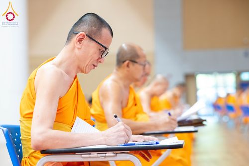 ภาพ No.208886:พระบาทสมเด็จพระเจ้าอยู่หัวทรงพระกรุณาโปรดเกล้าฯ พระราชทานภัตตาหารพระราชทาน แด่พระภิกษุ สามเณร ในการสอบบาลีสนามหลวง ณ วัดพระธรรมกาย วันที่ 22 กุมภาพันธ์ พ.ศ. 2568 ณ วัดพระธรรมกาย อำเภอคลองหลวง จังหวัดปทุมธานี