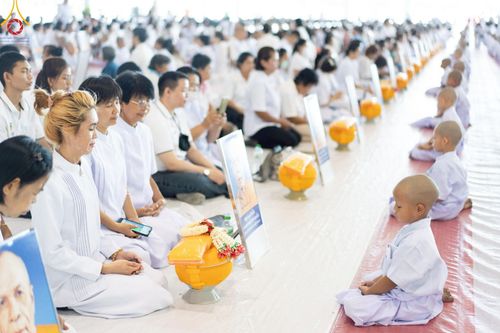 ภาพ No.215053:วันเสาร์ที่ 5 เมษายน พ.ศ. 2568 พิธีเวียนประทักษิณรอบพระมหาธรรมกายเจดีย์  พิธีวันทาเจดีย์ พิธีขอขมาและมอบผ้าไตร ในโครงการบรรพชาสามเณรฟื้นฟูพระพุทธศาสนาทั่วไทย , โครงการหน่อแก้วเปรียญธรรม รุ่นที่ 13 ,  โครงการสามเณรยุวธรรมทายาท รุ่นที่ 33 , โครงการสามเณรมั