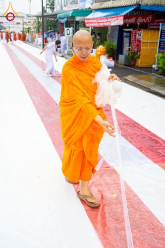 ภาพ No.226180:วันอาทิตย์ที่ 25 พฤษภาคม พ.ศ. 2568 พิธีตักบาตรพระ 1,000 รูปเมืองตรัง ครบรอบ 110 ปี เมืองทับเที่ยง ถวายเป็นพุทธบูชา ถวายเป็นพระราชกุศลแด่รัชกาลที่ 10 และอุทิศส่วนกุศลแด่อดีตเจ้าเมืองตรัง และบรรพบุรุษ ณ บริเวณหน้าศาลากลางจังหวัดตรัง ถนนพระราม 6