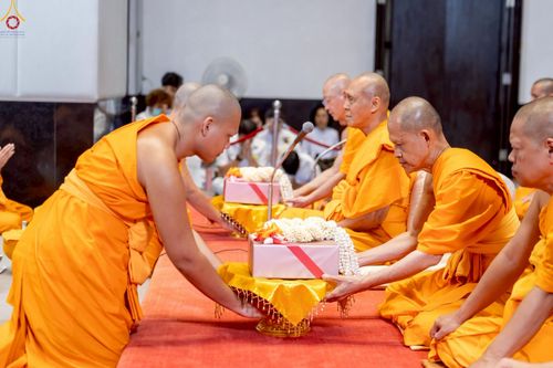ภาพ No.227802:วันเสาร์ที่ 31 พฤษภาคม พ.ศ.2568 พิธีถวายผ้าไตรแด่สามเณรผู้เข้ารับการอุปสมบท , พิธีอุปสมบทสามเณรเตรียม DCI วัดพระธรรมกาย จ.ปทุมธานี