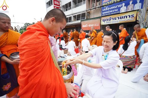 ภาพ No.146343:ตักบาตรพระ 1,384 รูป ทำบุญเมืองฝางครบรอบ 1,383 ปี ถวายเป็นพระราชกุศลแด่พระบาทสมเด็จพระเจ้าอยู่หัว เนื่องในโอกาสพระราชพิธีมหามงคล เฉลิมพระชนมพรรษา 6 รอบ 72 พรรษา วันเสาร์ที่ 27 กรกฎาคม พ.ศ.2567  ณ ถนนหน้าที่ว่าการอำเภอฝาง จ.เชียงใหม่