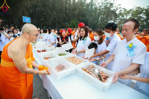 ภาพ No.111951:พิธีถวายภัตตาหารเป็นสังฆทาน แด่คณะพระธรรมยาตราฯ ในโครงการธรรมยาตรา กตัญญูบูชา มหาปูชนียาจารย์ พระมงคลเทพมุนี(สด จนฺทสโร) พระผู้ปราบมาร อนุสรณ์สถาน 7 แห่ง ปีที่ 12 วันที่ 14 มกราคม พ.ศ. 2567 ณ อนุสรณ์สถานมหาวิหารพระมงคลเทพมุนี  (โลตัสแลนด์) อ.สองพี่น้อง จ