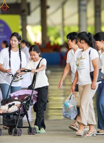 ภาพ No.151101:พิธีตักบาตร ในวันอาทิตย์ต้นเดือน วันที่ 1 กันยายน พ.ศ. 2567 ณ สภาธรรมกายสากล วัดพระธรรมกาย