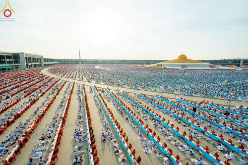 ภาพ No.221662:วันอังคารที่ 22 เมษายน พ.ศ. 2568 ภาพพิธีถวายมหาสังฆทานคณะสงฆ์ 40,000 กว่าวัดทั่วประเทศ เนื่องในวันคุ้มครองโลก ชุดที่ 2 (ปลื้มให้สมการรอคอย) ณ ลานธรรมพระมหาธรรมกายเจดีย์ วัดพระธรรมกาย