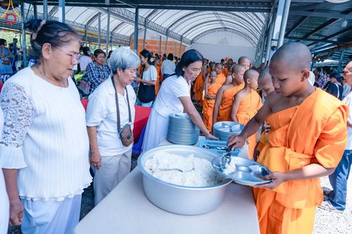 ภาพ No.133545:พิธีขอขมารับผ้าไตร, พิธีบรรพชาสามเณร, สามเณรออกบิณฑบาต ในโครงการบรรพชาสามเณร ฟื้นฟูพระพุทธศาสนาทั่วไทย  ณ ศูนย์ปฏิบัติธรรม และอบรมเยาวชนเมืองยะลา วันที่ 3 เมษายน พ.ศ. 2567