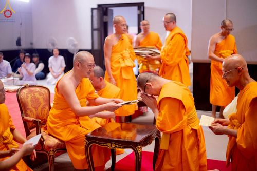 ภาพ No.214873:พิธีต้อนรับสัญญาบัตร พัดยศ พระราชวิเทศวชิรเวที (บัณฑิต วรปญฺโญ) เจ้าอาวาสวัดพระธรรมกายสกอตแลนด์ สหราชอาณาจักร ผู้ช่วยเจ้าอาวาสวัดพระธรรมกาย ณ อุโบสถพระไตรปิฏก วัดพระธรรมกาย