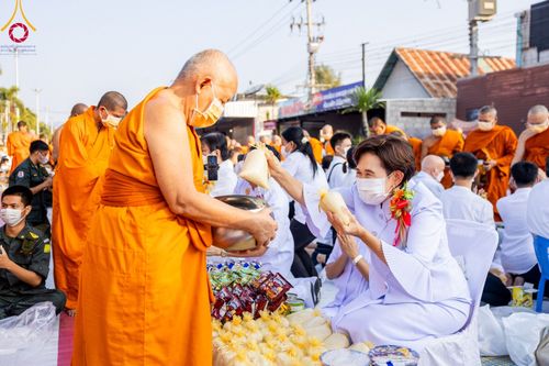ภาพ No.101921:ตักบาตรพระ 10,000 รูป เติมบุญให้แผ่นดิน เนื่องในโอกาส 192 ปี จังหวัดกาญจนบุรี หนึ่งในโครงการตักบาตรพระ 2,000,000 รูป  77 จังหวัดทุกวัดทั่วไทย วันจันทร์ที่ 11 ธันวาคม พ.ศ. 2566 บริเวณถนนสองแคว (SKY WALK) เมืองกาญจนบุรี
